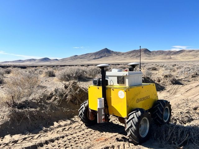 شاهد.. روبوت صغير يحدث ثورة في بناء مزارع الطاقة الشمسية